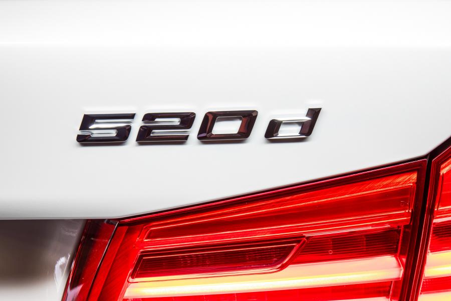 Логотип BMW 520d Sedan Luxury Line 2017 года  (AU) (фото 3 из 6)